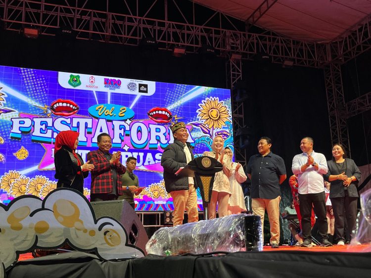 Ribuan Warga Meriahkan Malam Puncak HUT Kapuas