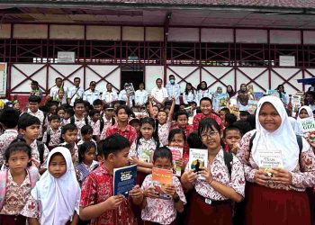 Mobil Perpusling Layani Tiga Sekolah di Dadahup