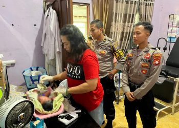 Geger! Bayi Dalam Kardus Dibuang di Depan Gereja