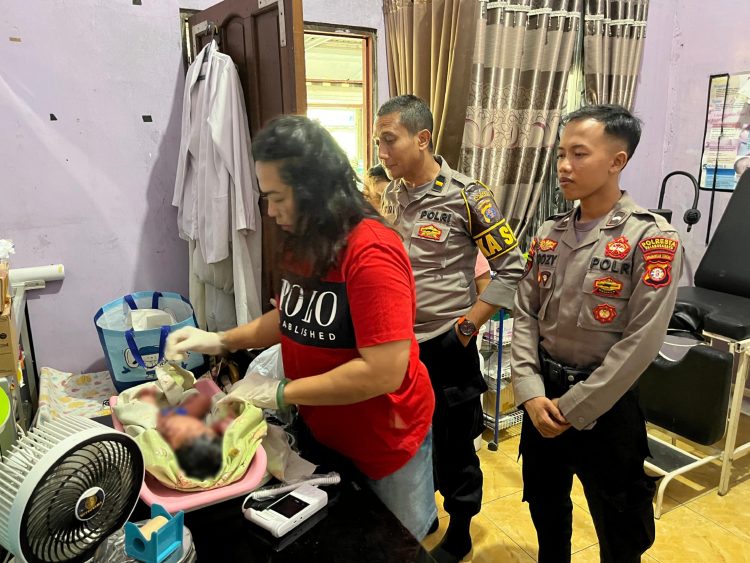 Geger! Bayi Dalam Kardus Dibuang di Depan Gereja