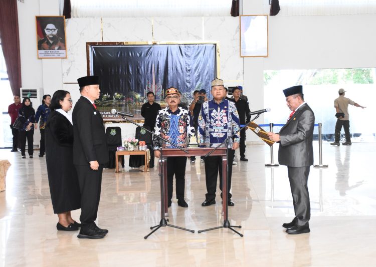 Bupati Lantik Usis I Sangkai Sebagai Pj Sekda