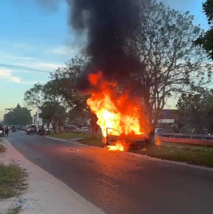 Mobil Diduga Pelangsir Terbakar di Dekat SPBU