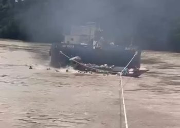 Kapal Bermuatan Puluhan Orang Karam Dilindas Tongkang