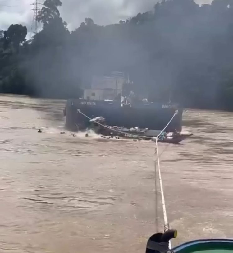 Kapal Bermuatan Puluhan Orang Karam Dilindas Tongkang