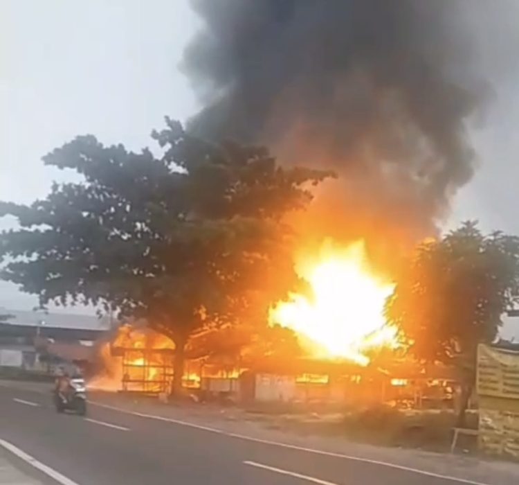 Warung Makan di Pahandut Seberang Ludes Disantap Si Jago Merah