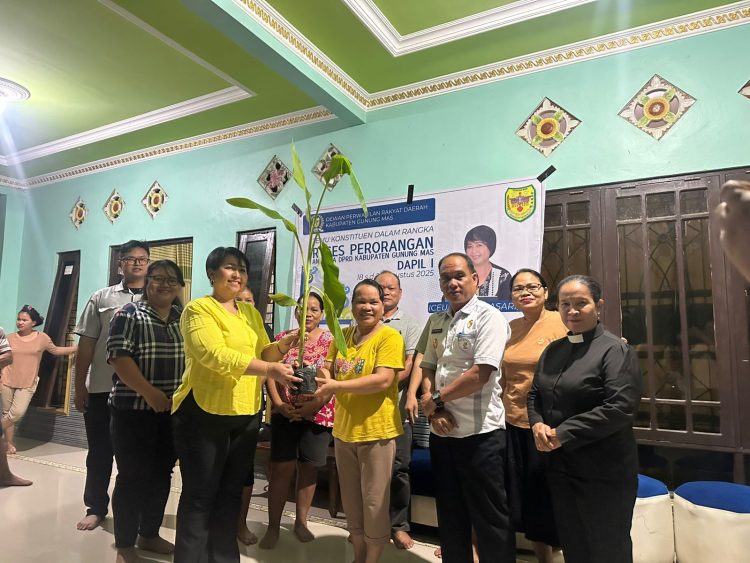 Legislator Ini Salurkan Bantuan Bibit Sayur Saat Reses