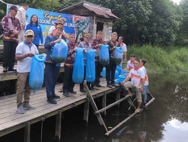 Pemprov Kalteng Restocking Benih Ikan di Sungai Serapat Kabupaten Barito Timur
