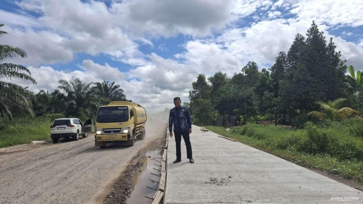 Anggota DPRD Tinjau Perbaikan Jalan Mohammad Hatta