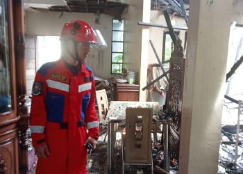 Ditinggal Solat Jumat, Rumah di Hiu Putih Berkobar