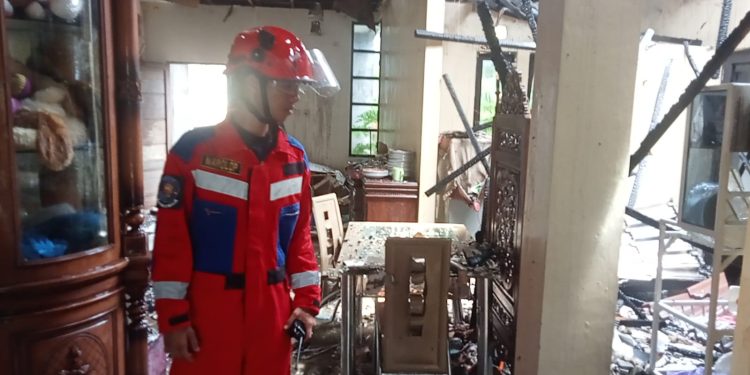 Ditinggal Solat Jumat, Rumah di Hiu Putih Berkobar