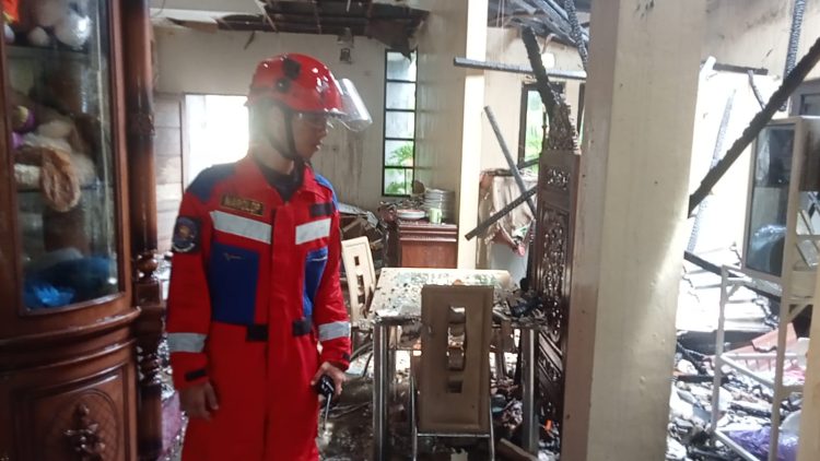 Ditinggal Solat Jumat, Rumah di Hiu Putih Berkobar