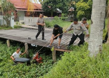 Yamaha Mio Terbakar, Tak Pikir Panjang Langsung Diceburkan ke Parit