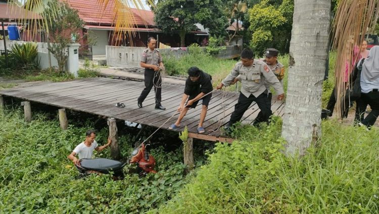 Yamaha Mio Terbakar, Tak Pikir Panjang Langsung Diceburkan ke Parit