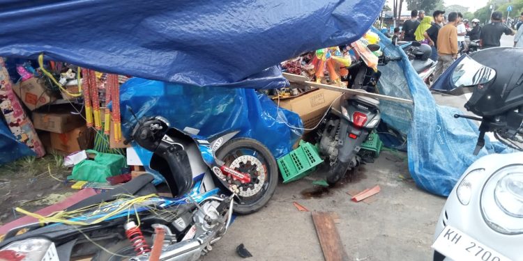 Penjual Petasan Tewas Usai Lapak Dagangan Dihantam Mobil
