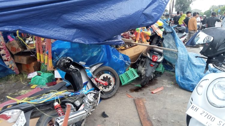 Penjual Petasan Tewas Usai Lapak Dagangan Dihantam Mobil