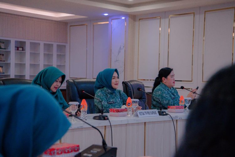 ‎TP PKK Kapuas Ikuti Edukasi Literasi Keuangan Nasional Bersama OJK  ‎