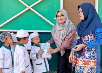 Srikandi DPRD Kapuas Bagikan Perlengkapan Sekolah ke Madrasah