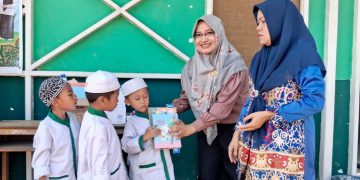 Srikandi DPRD Kapuas Bagikan Perlengkapan Sekolah ke Madrasah