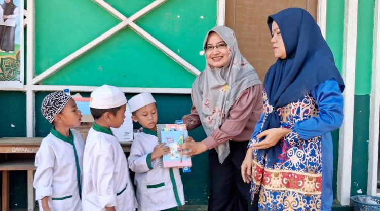 Srikandi DPRD Kapuas Bagikan Perlengkapan Sekolah ke Madrasah
