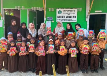 Semarak HUT Kemerdekaan, Anggota DPRD Bagikan Buku Mewarnai