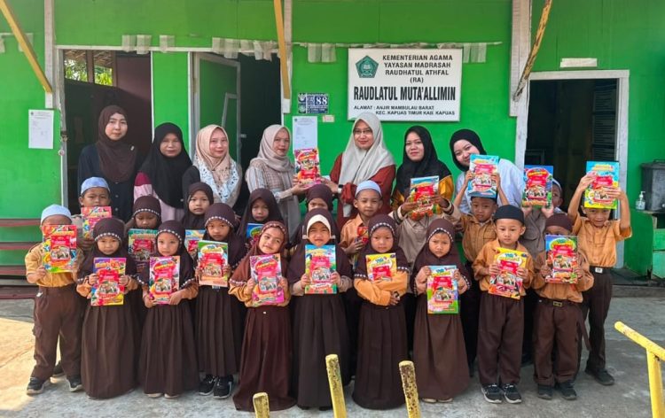 Semarak HUT Kemerdekaan, Anggota DPRD Bagikan Buku Mewarnai