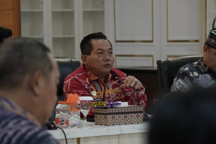 Bupati Pimpin Rapat Lanjutan Rencana Elektrifikasi Desa Barunang