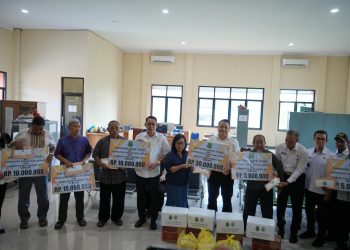 ‎Sekda Serahkan Bantuan Tunai bagi Korban Kebakaran dan Puting Beliung  ‎