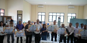 ‎Sekda Serahkan Bantuan Tunai bagi Korban Kebakaran dan Puting Beliung  ‎