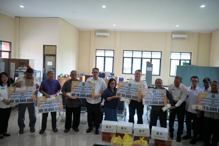 Sekda Serahkan Bantuan Tunai bagi Korban Kebakaran dan Puting Beliung 